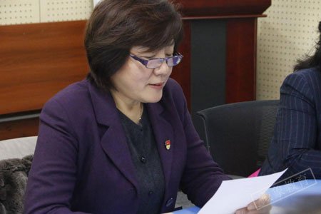 远洋天地家园社区党委书记王琨主持会议