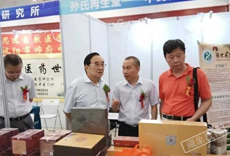 中国妇幼保健协会会长陈资全参观展会并亲切交谈